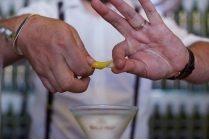 Сбрызнуть поверхность Сухого Мартини эфирными маслами из цедры лимона.
